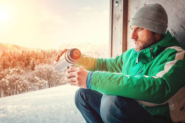 Man Dricker Varm Dryck Arbetare Resenär Öppen Vinter Luft — Stockfoto