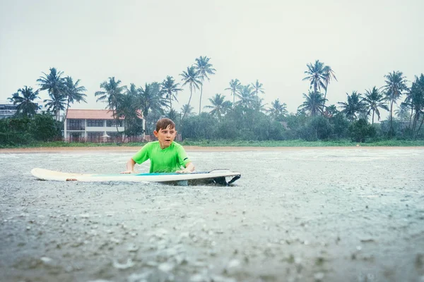 Pojken Lär Sig Att Surfa Regnet — Stockfoto