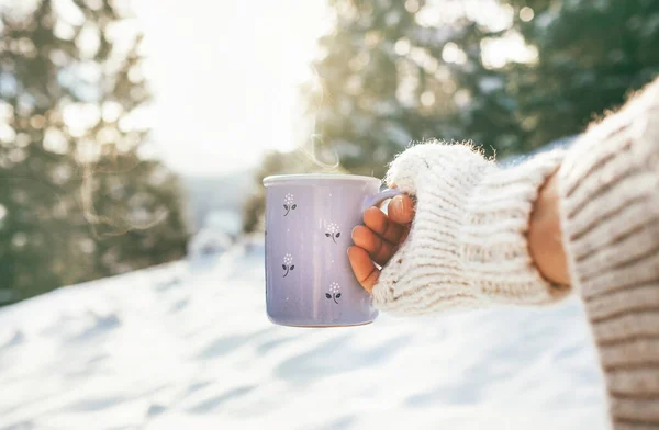 女人手里拿着一杯热饮 冬季森林林荫 阳光灿烂的景象 — 图库照片