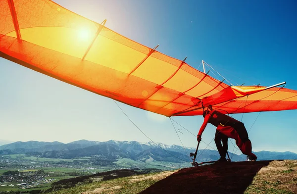丘の上から空を飛び始めるハンググライダーの男 — ストック写真