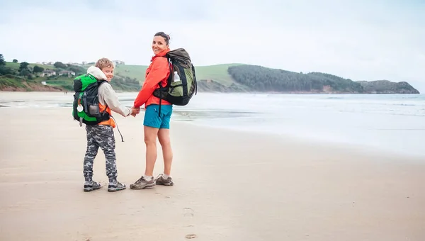 Viajantes Mãe Filho Caminham Praia Solitária Oceano Dia Chuvoso Verão — Fotografia de Stock