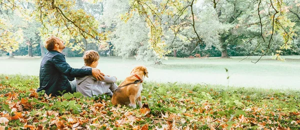 Fader Med Son Med Beagle Hund Och Njuta Varm Höstdag — Stockfoto