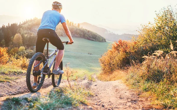 Mountainbiker Fahren Den Berg Hinunter Aktiv Sport Freizeitkonzept — Stockfoto