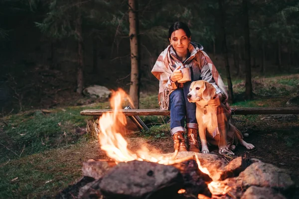 Frau Und Hund Wärmen Sich Lagerfeuer Auf Herbstlichtung — Stockfoto