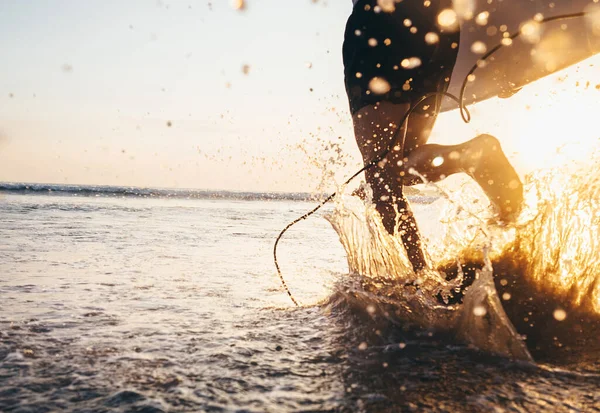 Man Surfer Run Ocean Surfboard Closeup Image Water Splashes Legs — Stock Photo, Image