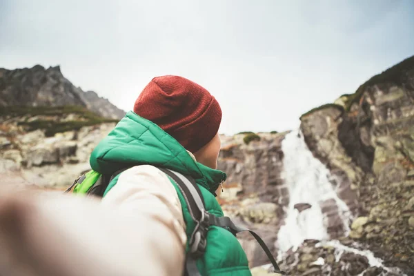 Ragazzo Viaggiatore Zaino Spalla Piedi Cascata Mano Genitore — Foto Stock