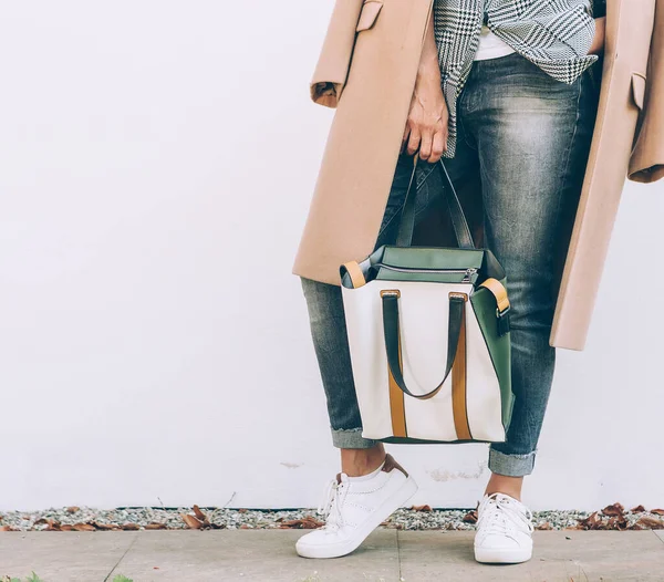 Şık Giyinmiş Kot Ceketli Alışveriş Çantalı Genç Bir Kadın — Stok fotoğraf