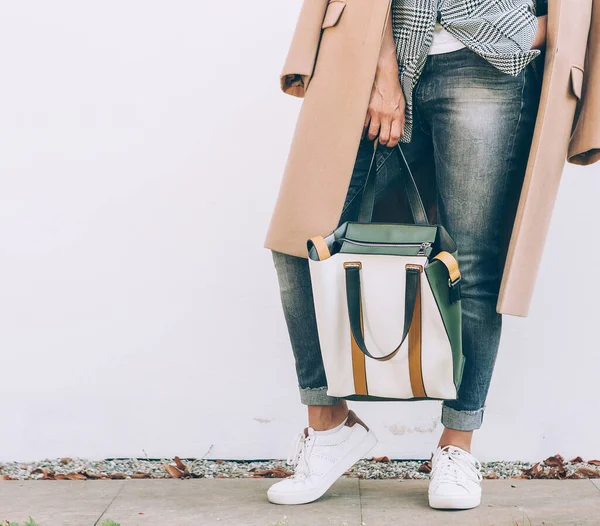 Ung Kvinna Elegant Outfit Med Oversize Denim Jacka Och Shopper — Stockfoto