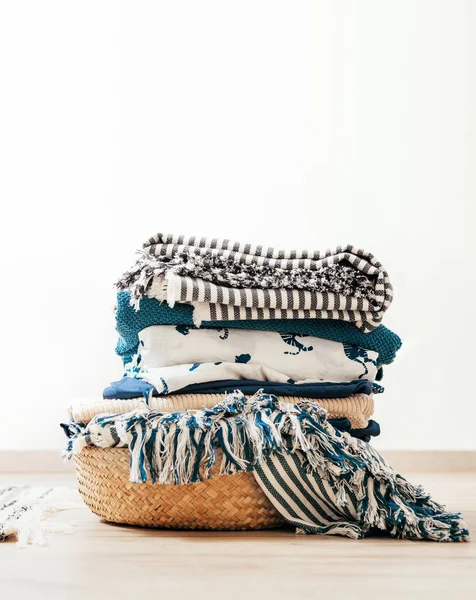 Cesta Com Roupa Azul Bege — Fotografia de Stock