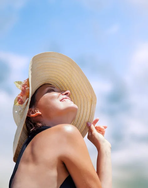 Woman Big Straw Hat Sun Shine — Stock Photo, Image