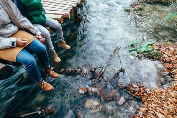 Matka Syn Siedzą Drewnianym Moście Nad Górskim Potokiem — Zdjęcie stockowe