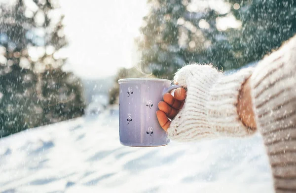 Vrouw Nemen Hand Kopje Warme Drank Winter Bos Glade Heldere — Stockfoto