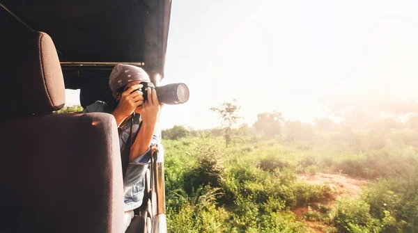 Mujer Fotógrafa Toma Una Foto Con Cámara Profesional Vehículo Turístico — Foto de Stock