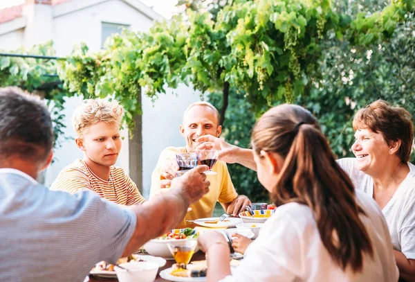 Familie Diner Zomertuin — Stockfoto