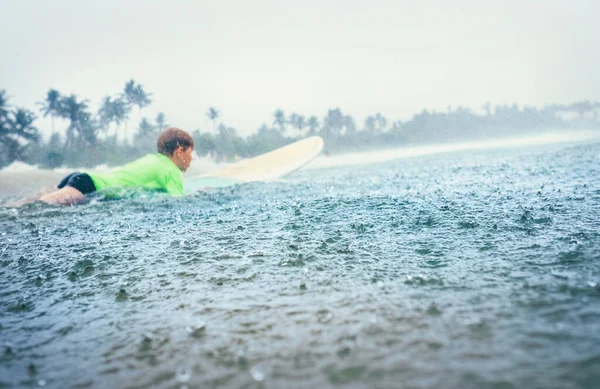 Niño Surfista Primer Paso Aprendiendo Surfear Bajo Lluvia Tropical —  Fotos de Stock