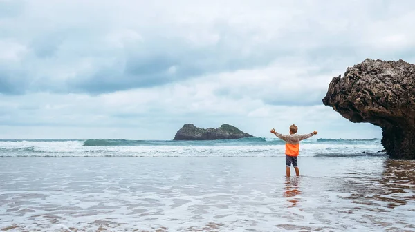Pojke Njuta Med Frisk Vind Havet Surfa Linje Efter Regn — Stockfoto