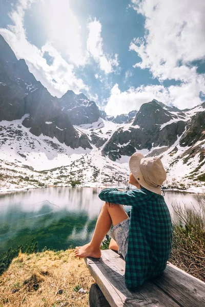 Άνοιξη Καλοκαίρι Πόδια Στο Βουνό Αγόρι Ταξιδιώτη Στηρίζεται Κοντά Στην — Φωτογραφία Αρχείου