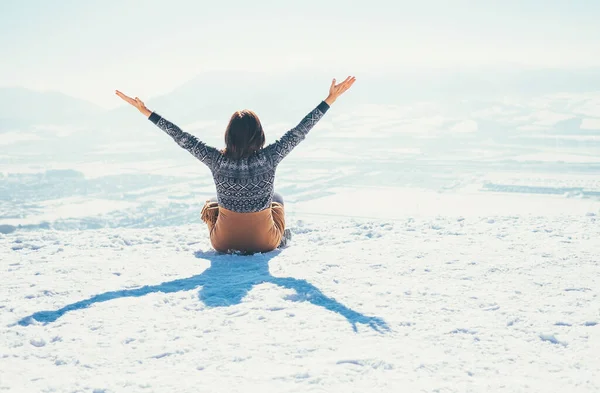 Lycklig Kvinna Sitter Den Snöiga Bergskullen Över Staden Solig Vinterdag — Stockfoto