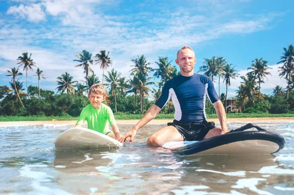 Vader Zoon Zitten Surfplanken Eerste Surflessen — Stockfoto