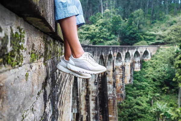 Mujer Sentada Puente Nueve Arcos Demodara Ella Sri Lanka Imagen — Foto de Stock