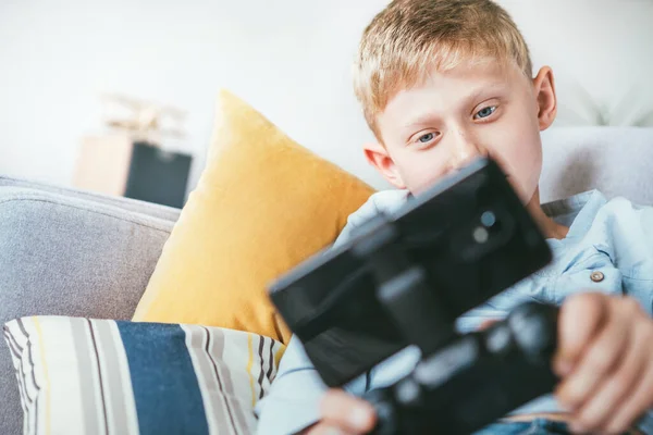 Preteen Fiú Játszik Játékok Okostelefon Kapcsolódik Gamepad — Stock Fotó