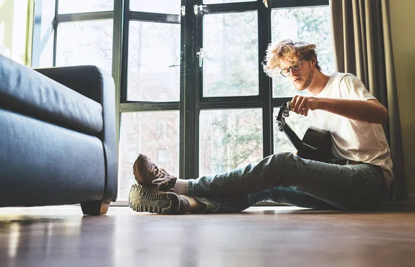 Junger Mann Sitzt Hause Auf Dem Boden Und Stimmt Gitarre — Stockfoto