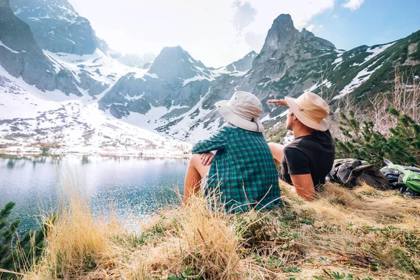 Otec Syn Backpackers Sedět Blízkosti Horského Jezera Vychutnat Horské Zasněžené — Stock fotografie