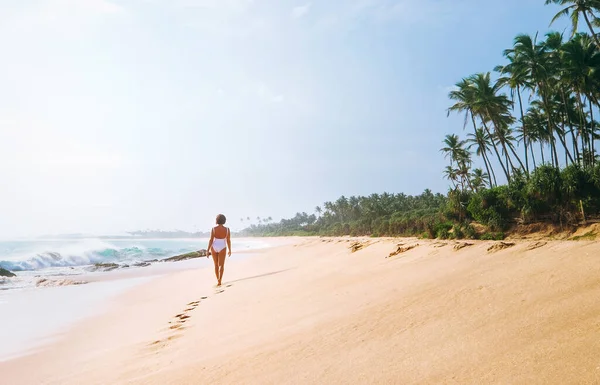 Kvinna Vit Baddräkt Promenader Ensam Sand Tropisk Strand — Stockfoto