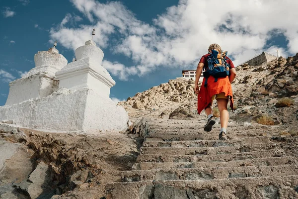 Toeristische Man Beklimt Trap Naar Tibetaanse Heilige Plaats Himalaya Berg — Stockfoto