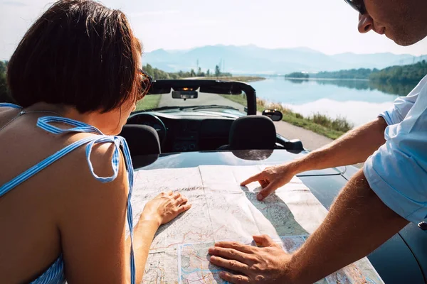 Couple Plans Voyageurs Voiture Itinéraire Avec Carte — Photo