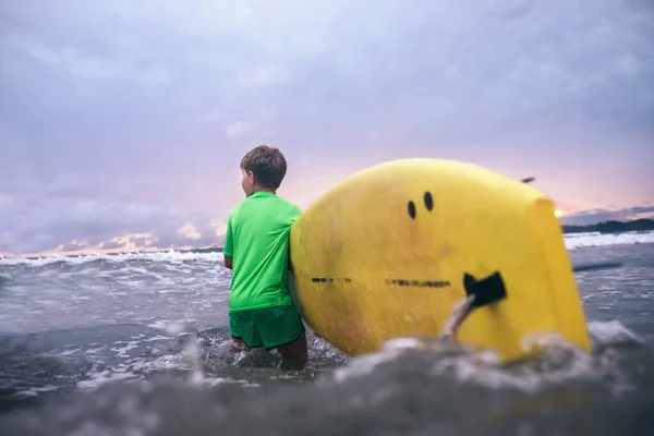 Liten Pojke Bär Gul Surfbräda Havsvågor Surfing Första Steg Koncept — Stockfoto