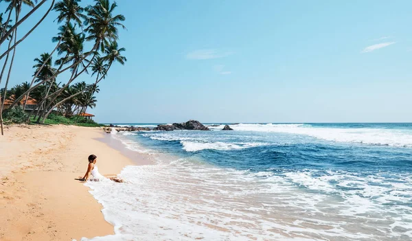Mujer Disfrutar Con Océano Surf Sentado Playa Tropical Solitaria Bajo — Foto de Stock