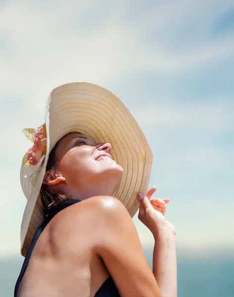 Mujer Sombrero Paja Grande Sol Brillan —  Fotos de Stock