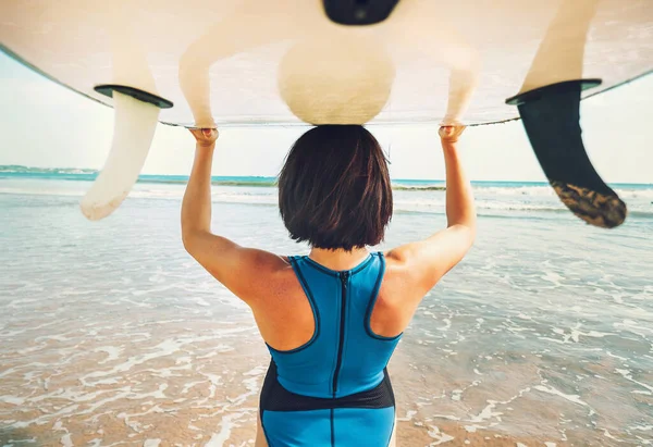 Mulher Leva Prancha Surf Cabeça Vai Ondas Oceânicas — Fotografia de Stock