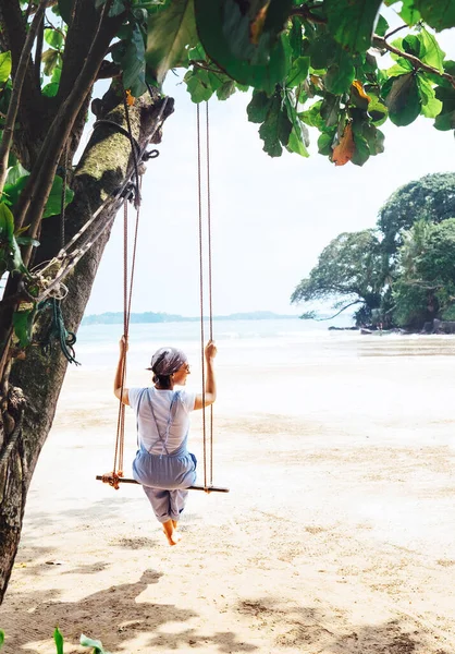 Moda Giyinmiş Bir Kadın Geniş Kumlu Okyanus Sahilinde Ağaçta Salıncakta — Stok fotoğraf