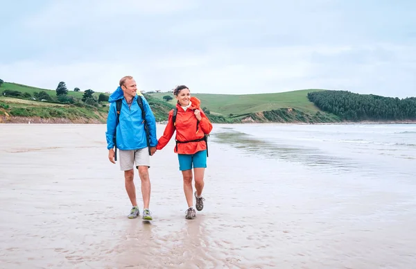 Voyageurs Couple Promenade Sur Côte Baie Biskay Dans Nord Espagne — Photo