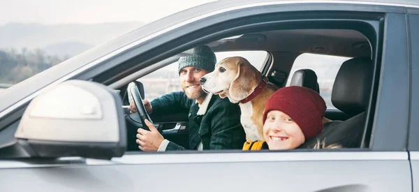 Padre Figlio Famiglia Che Viaggia Auto Con Cane Beagle Sorridono — Foto Stock