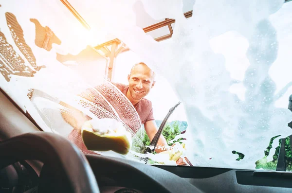 Man Washes His Car Front Window — Stock Photo, Image