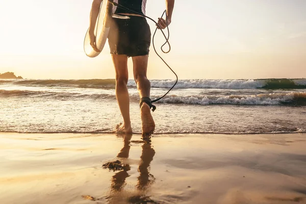 Homem Surfista Correr Oceano Com Prancha Surf Fechar Pernas Imagem — Fotografia de Stock