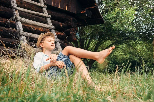 Malý Líný Chlapec Spí Pod Starým Senem Zahradě — Stock fotografie