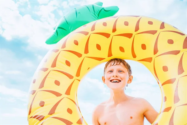 Šťastný Úsměv Chlapec Portrét Velkým Nafukovací Ananasový Prsten — Stock fotografie