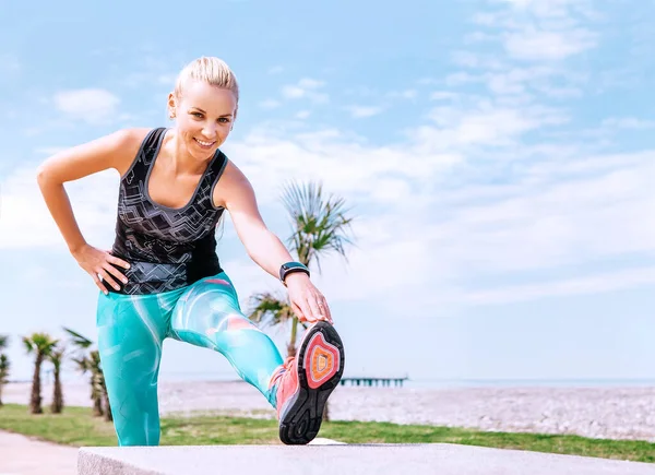 Flicka Gör Stretching Övningar Havet Vallen — Stockfoto