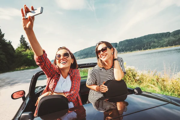 Duas Amigas Tiram Uma Foto Selfie Durante Sua Viagem Carro — Fotografia de Stock