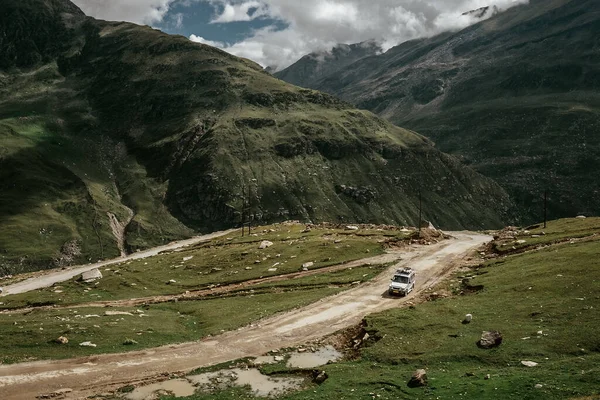 ヒマラヤの丘の間の山道のオフロード遠征車両 — ストック写真