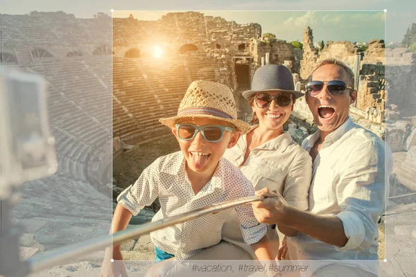 Joven Positivo Famoso Tomar Una Foto Vacaciones Lado Del Ampitheatre — Foto de Stock