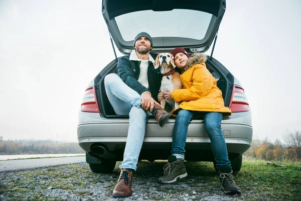 Padre Hijo Con Perro Beagle Sentados Juntos Maletero Del Coche — Foto de Stock