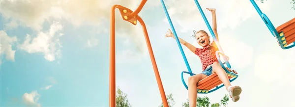 Felice Sorridente Carina Bambina Divertirsi Quando Swing Swing — Foto Stock
