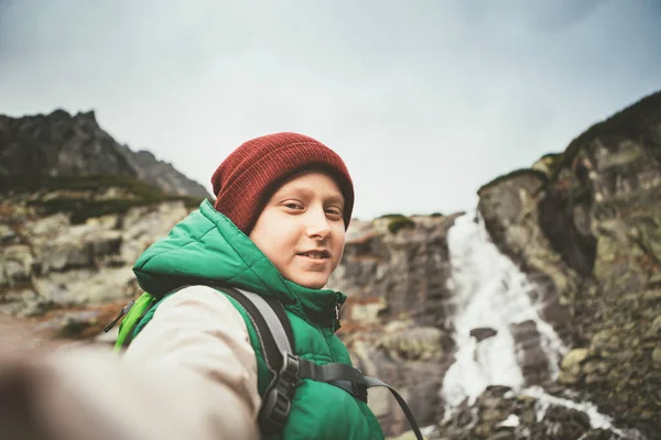 Ragazzo Escursionista Montagna Invitare Qualcuno Camminare Con Lui Cascata — Foto Stock