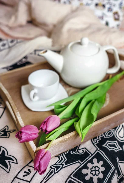 Tulpen Mit Teekanne Und Tasse Stehen Auf Tablett Schlafzimmer — Stockfoto