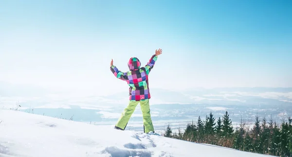 Ragazzina Felice Che Salta Sulla Collina Neve — Foto Stock